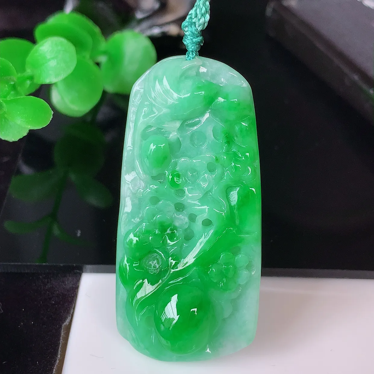 自然光实拍，冰润飘阳绿喜上眉梢翡翠吊坠，种老水足，雕工精湛 ，寓意美好，佩戴时尚出众！#57.10