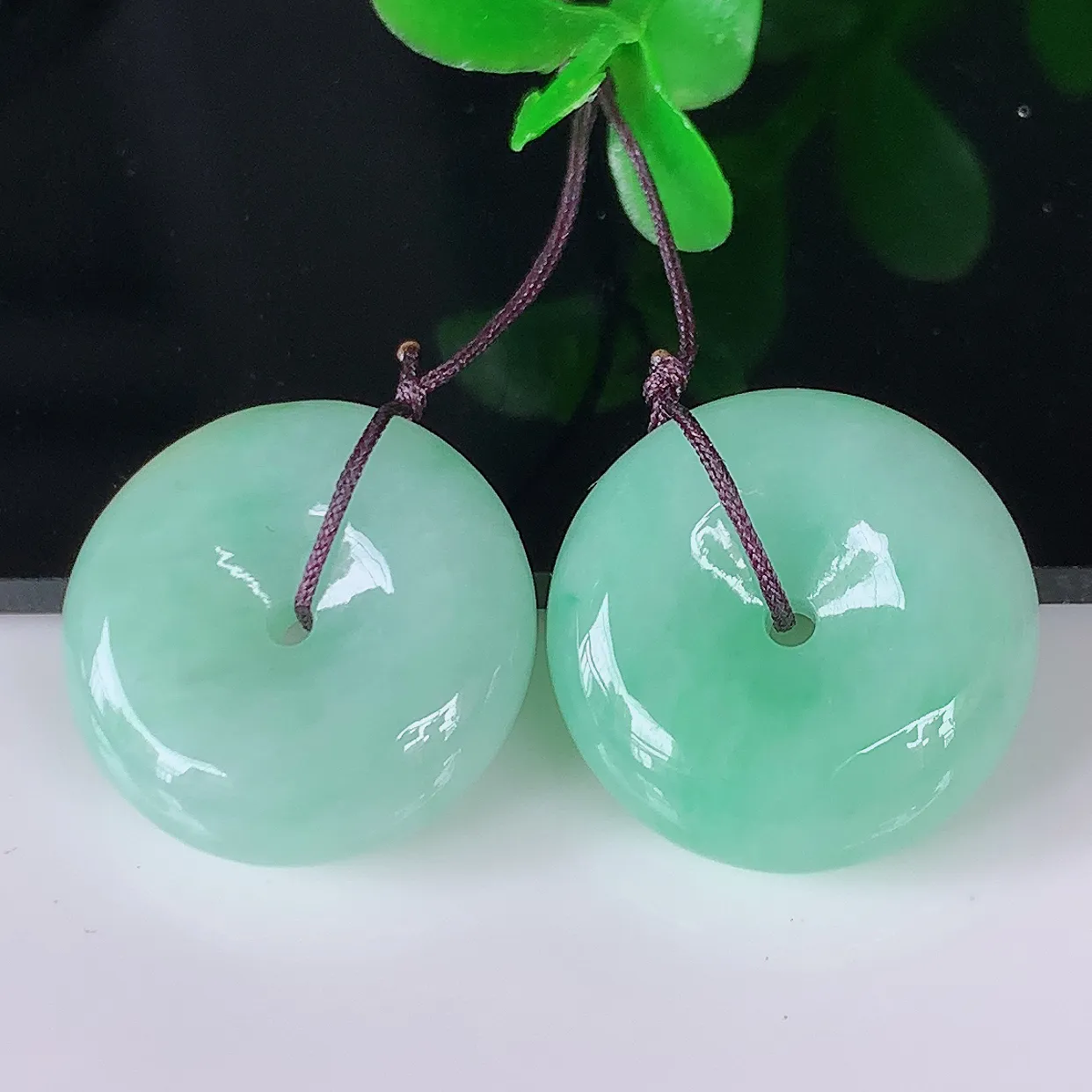 自然光实拍，飘绿一对平安扣翡翠，翠色灵动，玉质细腻，颜色漂亮，品相佳，佩戴佳品！配银线 #49.10