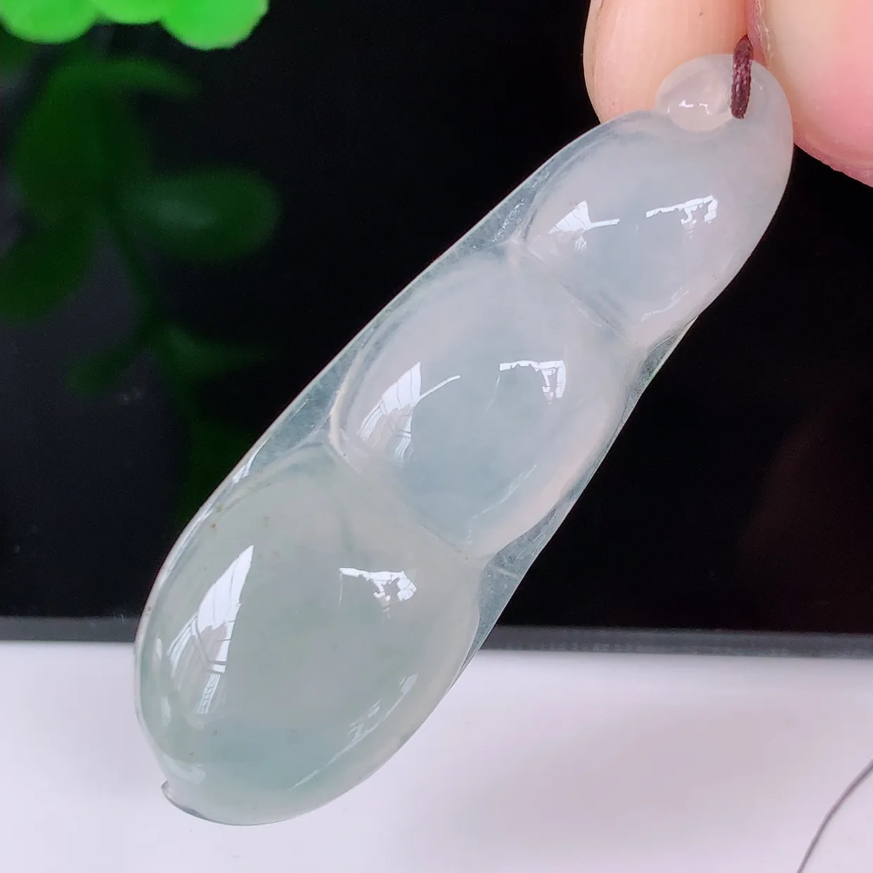 自然光实拍，冰种翡翠四季豆吊坠，平安豆福豆玉坠，冰润通透，豆粒饱满，寓意：豆蔻年华！#57.10