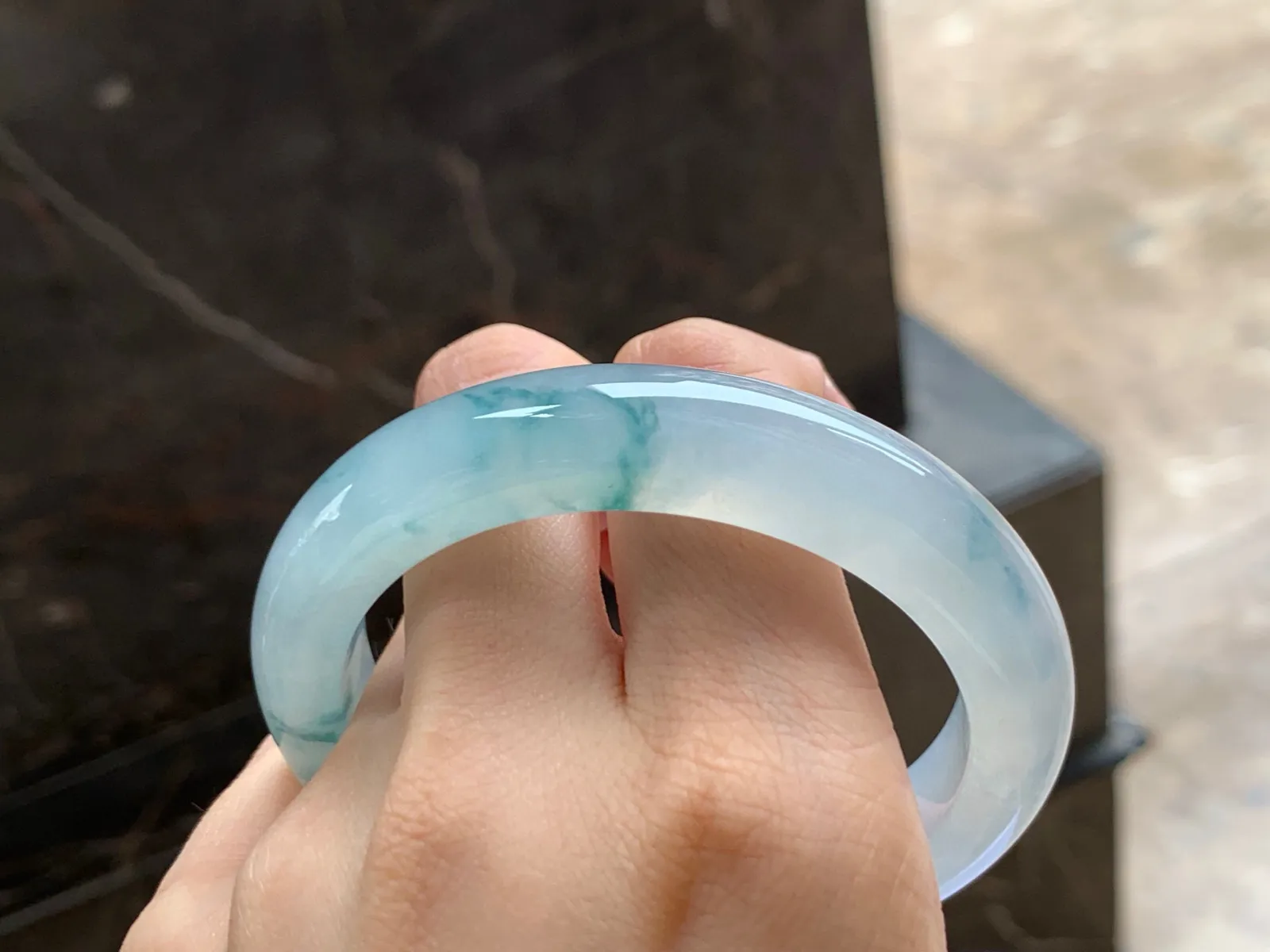 冰飘花手镯
种好水润 56.6/12.5/9.2mm