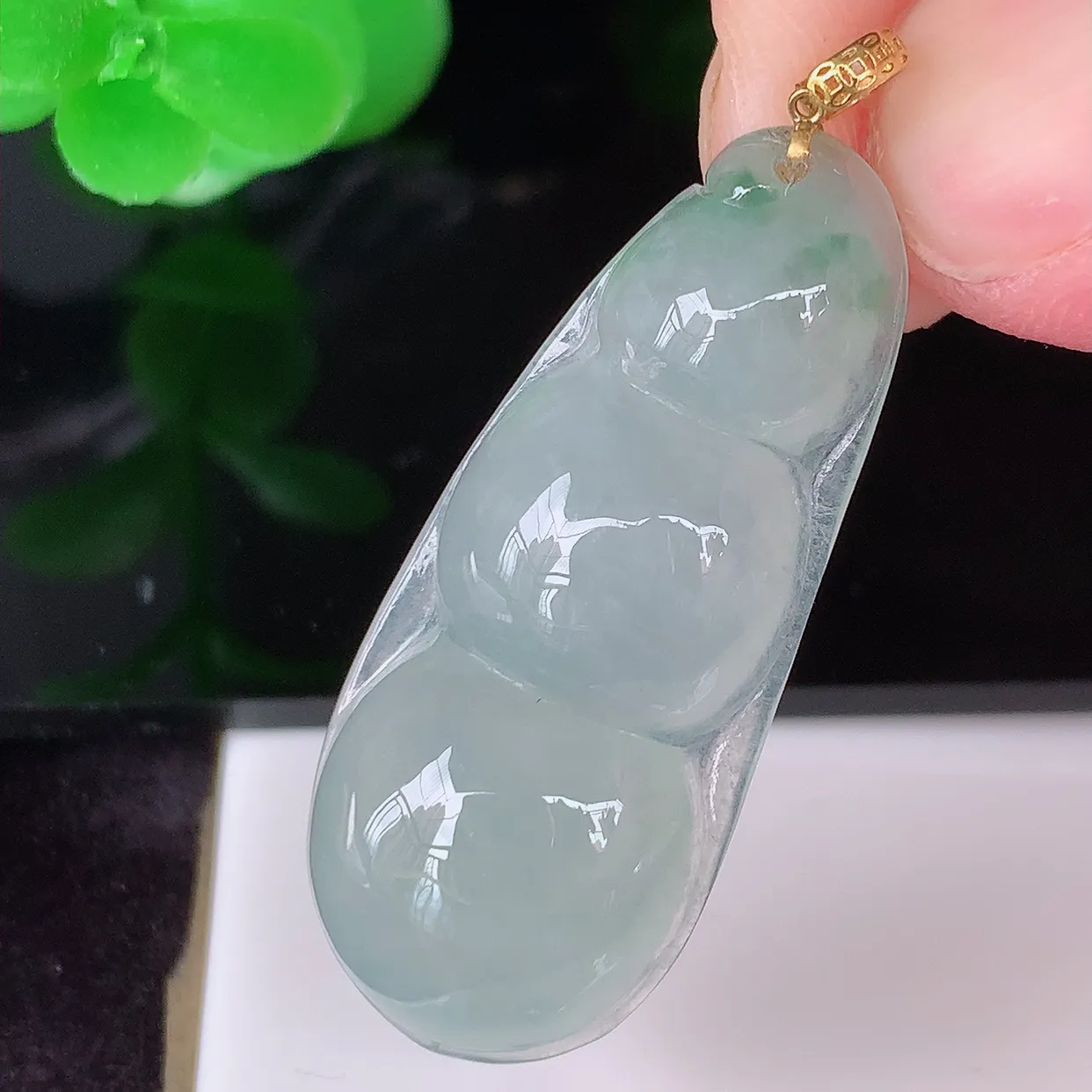 18K金镶嵌冰胶飘花四季豆吊坠，平安豆福豆翡翠玉坠，冰润通透，豆粒饱满，寓意：豆蔻年华！#49.10整体40.5裸石35.5*15.5-5.8