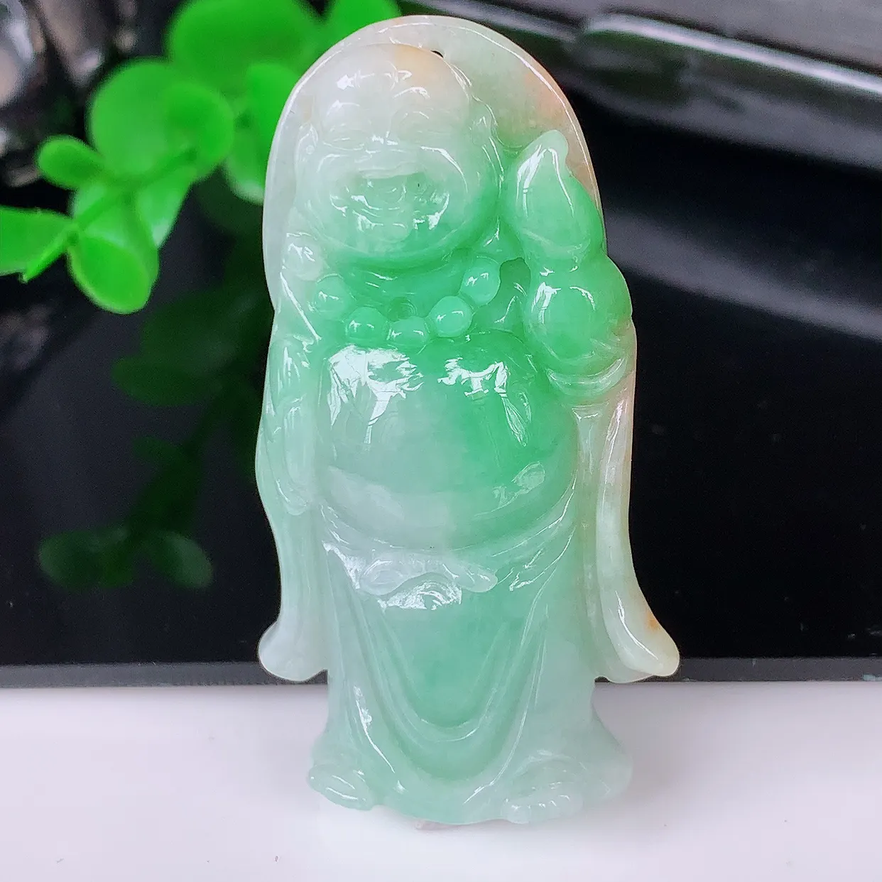 自然光实拍，冰润黄加绿逍遥佛翡翠吊坠，代代有钱，水足丰盈，盈满欢喜，配戴送礼佳品！#87.10