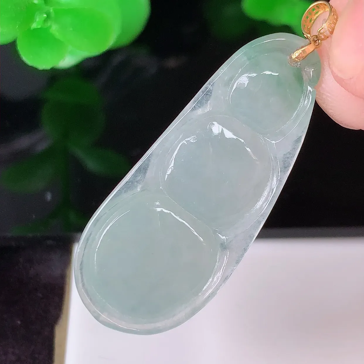 18K金镶嵌冰胶飘花四季豆吊坠，平安豆福豆翡翠玉坠，冰润通透，豆粒饱满，寓意：豆蔻年华！#49.10整体40.5裸石35.5*15.5-5.8