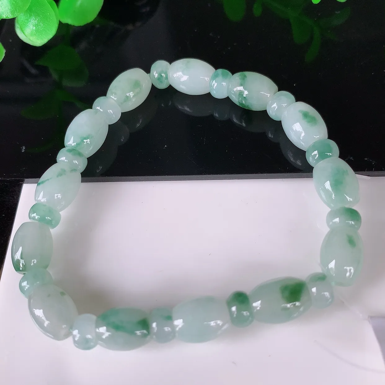自然光实拍，冰润飘花路路通翡翠手串手链，种老水足，冰清玉润  颜色漂亮  #49.10取一尺寸9*7