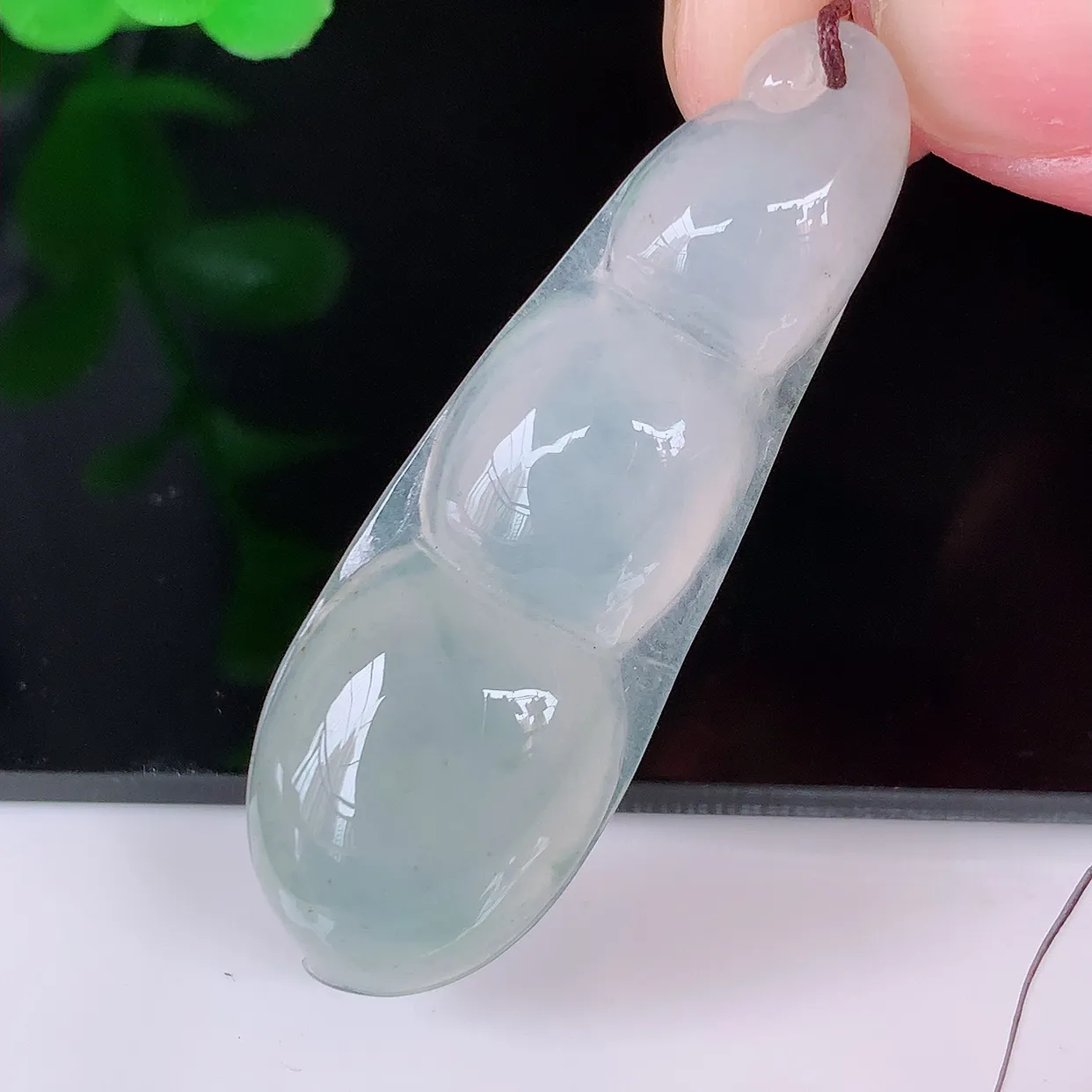 自然光实拍，冰种翡翠四季豆吊坠，平安豆福豆玉坠，冰润通透，豆粒饱满，寓意：豆蔻年华！#57.10