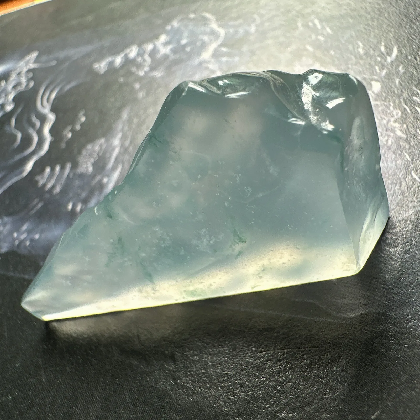 【玻璃种】玻璃种莫西沙材料，冰感十足，起强荧光，可以做个收藏品质的随形吊坠或者水滴。