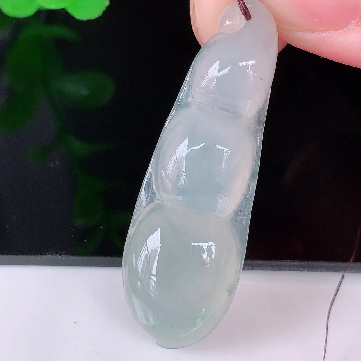 自然光实拍，冰种翡翠四季豆吊坠，平安豆福豆玉坠，冰润通透，豆粒饱满，寓意：豆蔻年华！#57.10
