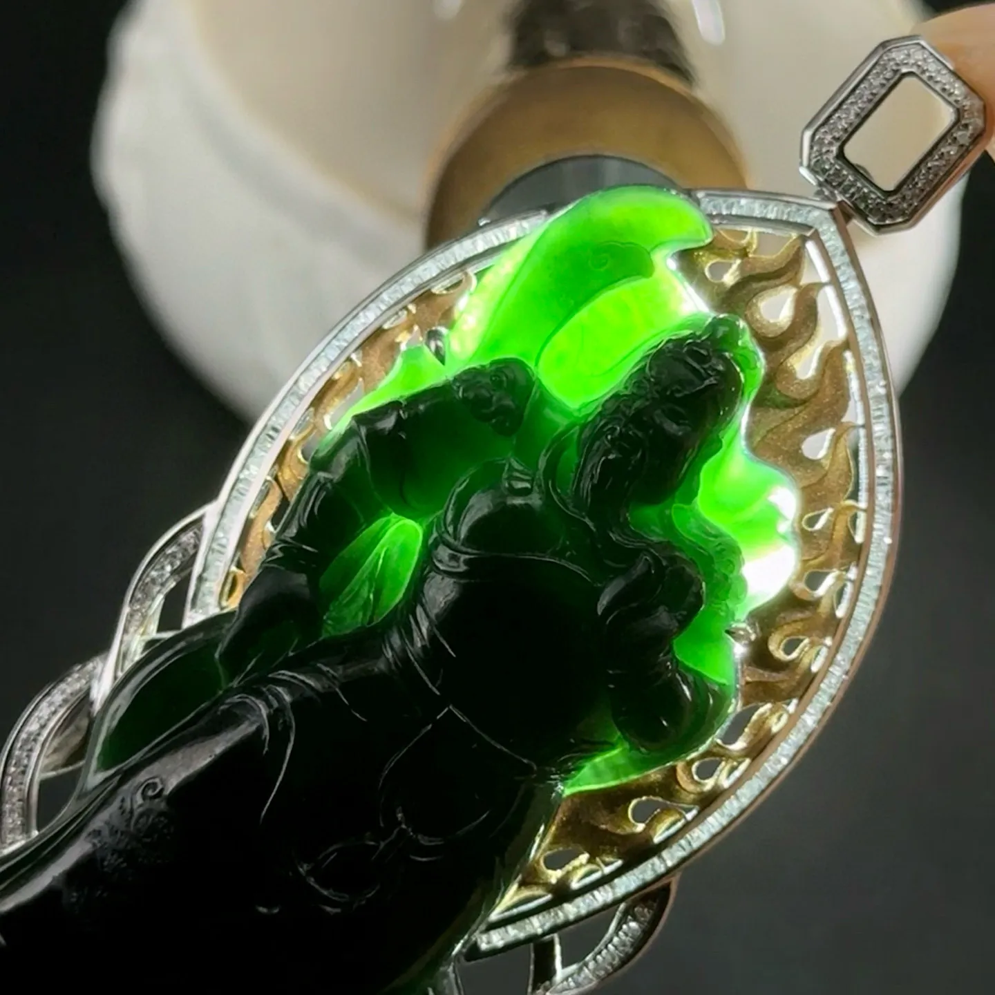 精品18k墨翠关公 种好色正 黑度极好 打灯通透 油性十足 尺寸74.2