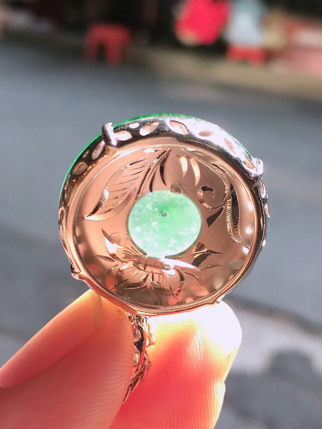 飘绿平安扣吊坠，色泽艳丽，玉质细腻，饱满圆润，气质满满。18k
金豪华镶嵌