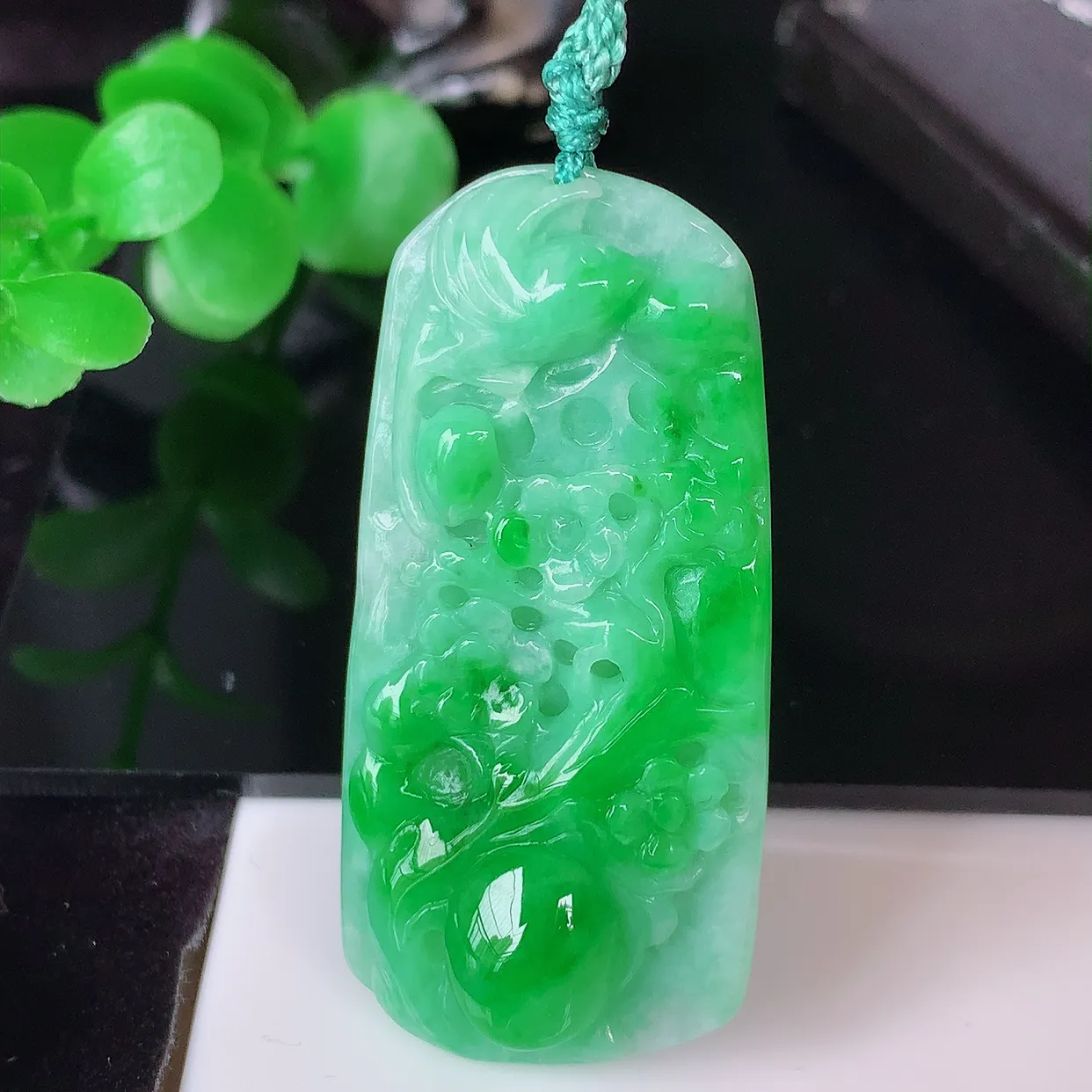 自然光实拍，冰润飘阳绿喜上眉梢翡翠吊坠，种老水足，雕工精湛 ，寓意美好，佩戴时尚出众！#57.10