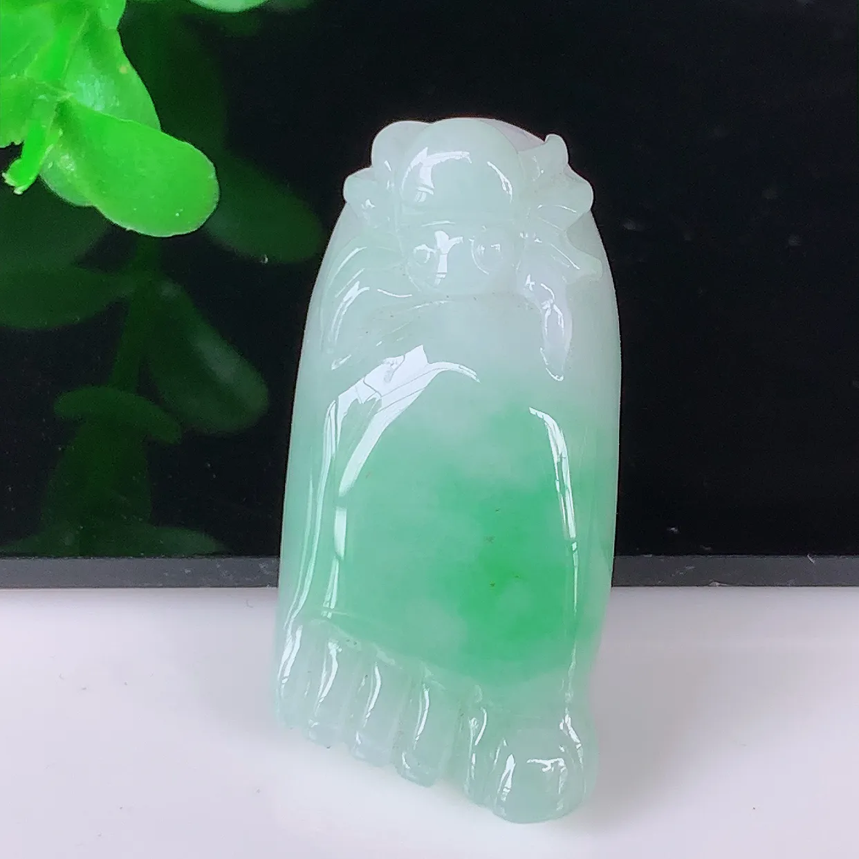 自然光实拍，冰润飘绿翡翠知足常乐吊坠，种老水足，雕工精湛 ，寓意美好，佩戴时尚出众！#87.10