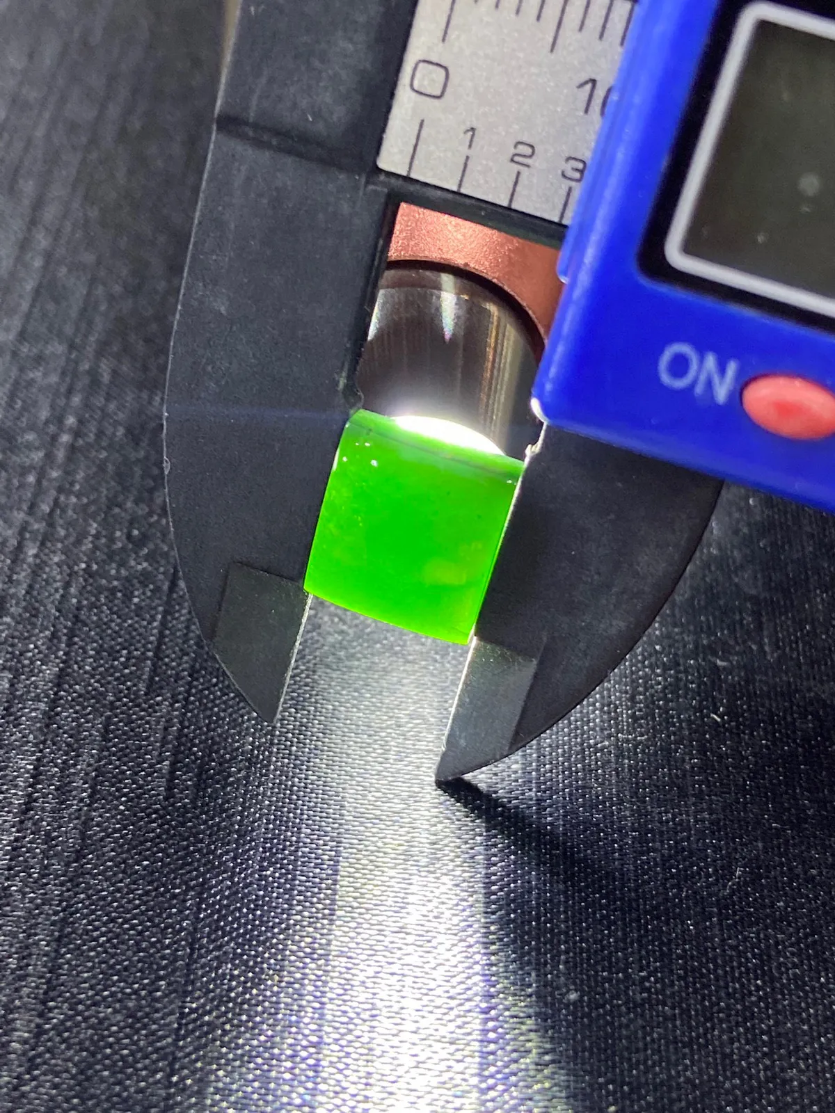【墨翠裸石】
黑度好 灯打通透  品相饱满大气 尺寸9.5