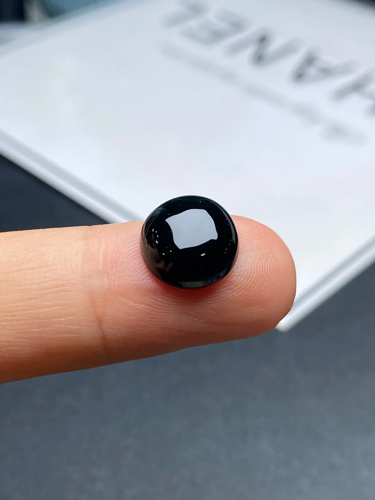 【墨翠裸石】
黑度好 灯打通透  品相饱满大气 尺寸10.9