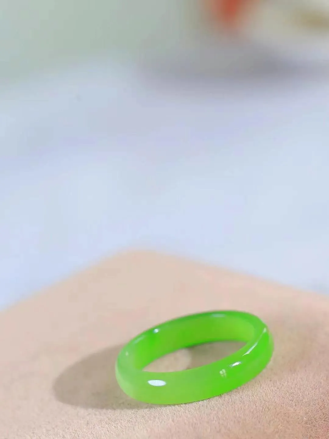 【玉见倾心.戒指】

精品和田玉碧玉苹果绿戒指 玉质细腻温润，油性十足。几经花落去，无可奈流年。如