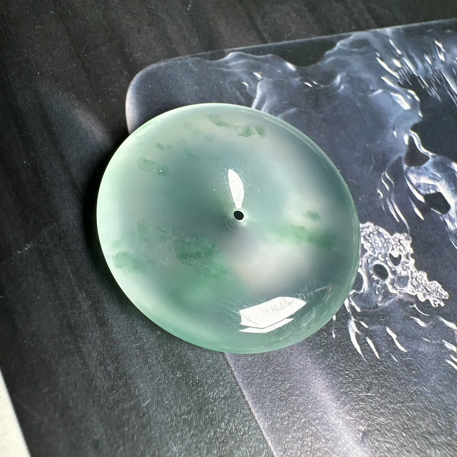 【玻璃种】玻璃种飘花平安扣，晶莹闪亮，荧光十足，推荐入手。