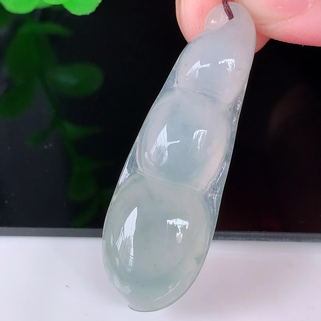 自然光实拍，冰种翡翠四季豆吊坠，平安豆福豆玉坠，冰润通透，豆粒饱满，寓意：豆蔻年华！#57.10