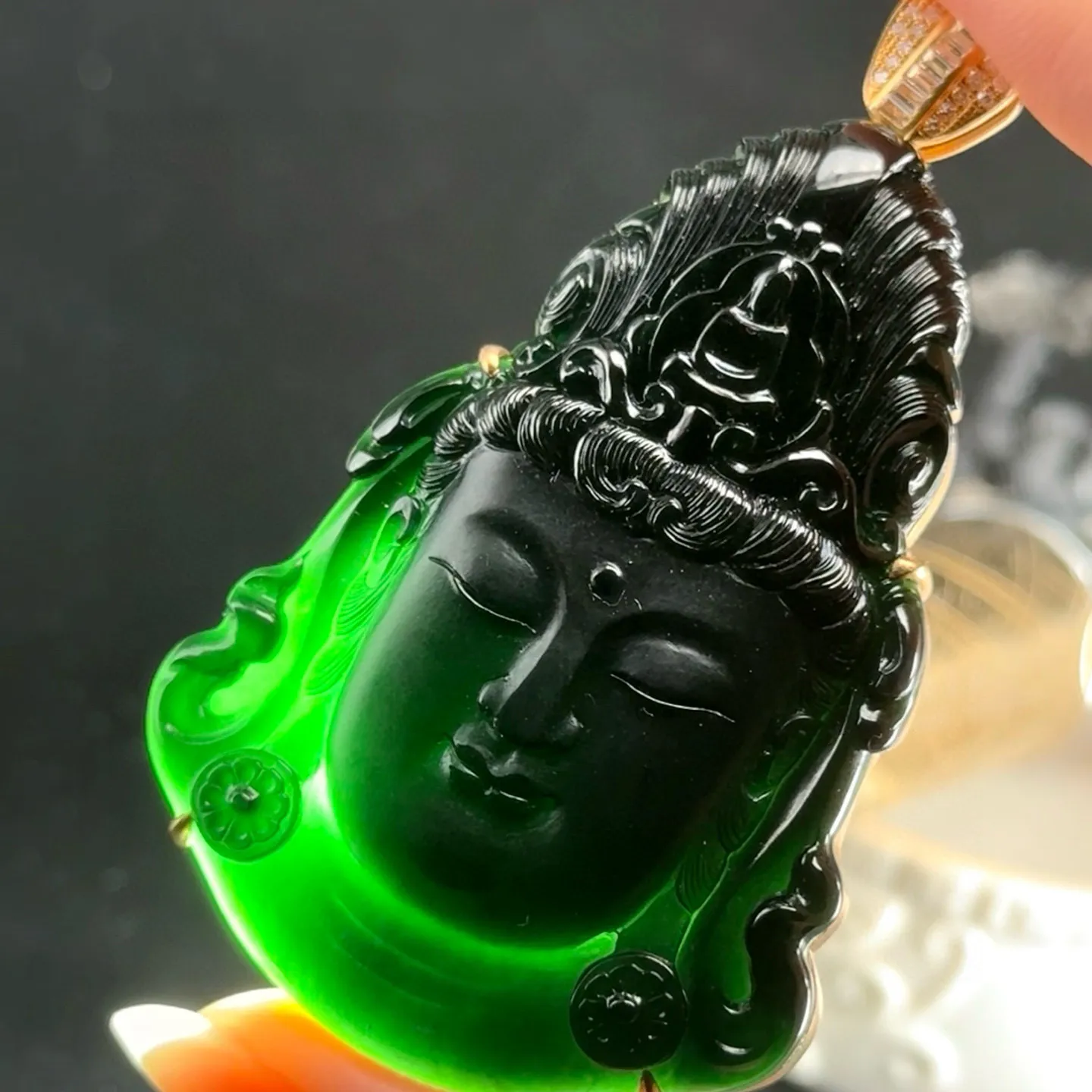 精品18k墨翠观音 种好色正 黑度极好 打灯通透 油性十足 尺寸65.8