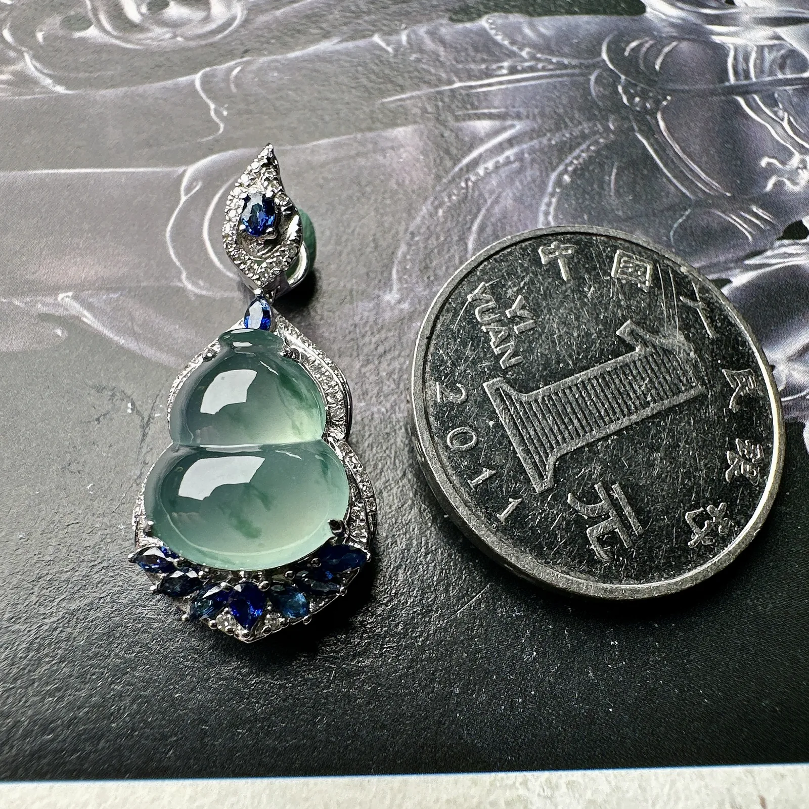 【玻璃种飘花葫芦吊坠】质地清透，冰感十足，18k金钻镶嵌，裸石尺寸12.8*11*4.6毫米