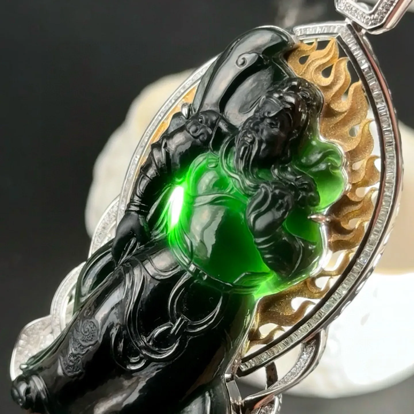 精品18k墨翠关公 种好色正 黑度极好 打灯通透 油性十足 尺寸74.2