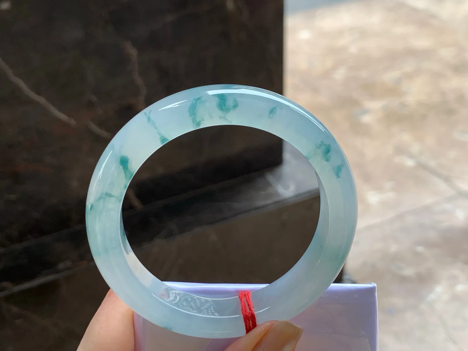 冰飘花手镯
种好水润 56.6/12.5/9.2mm