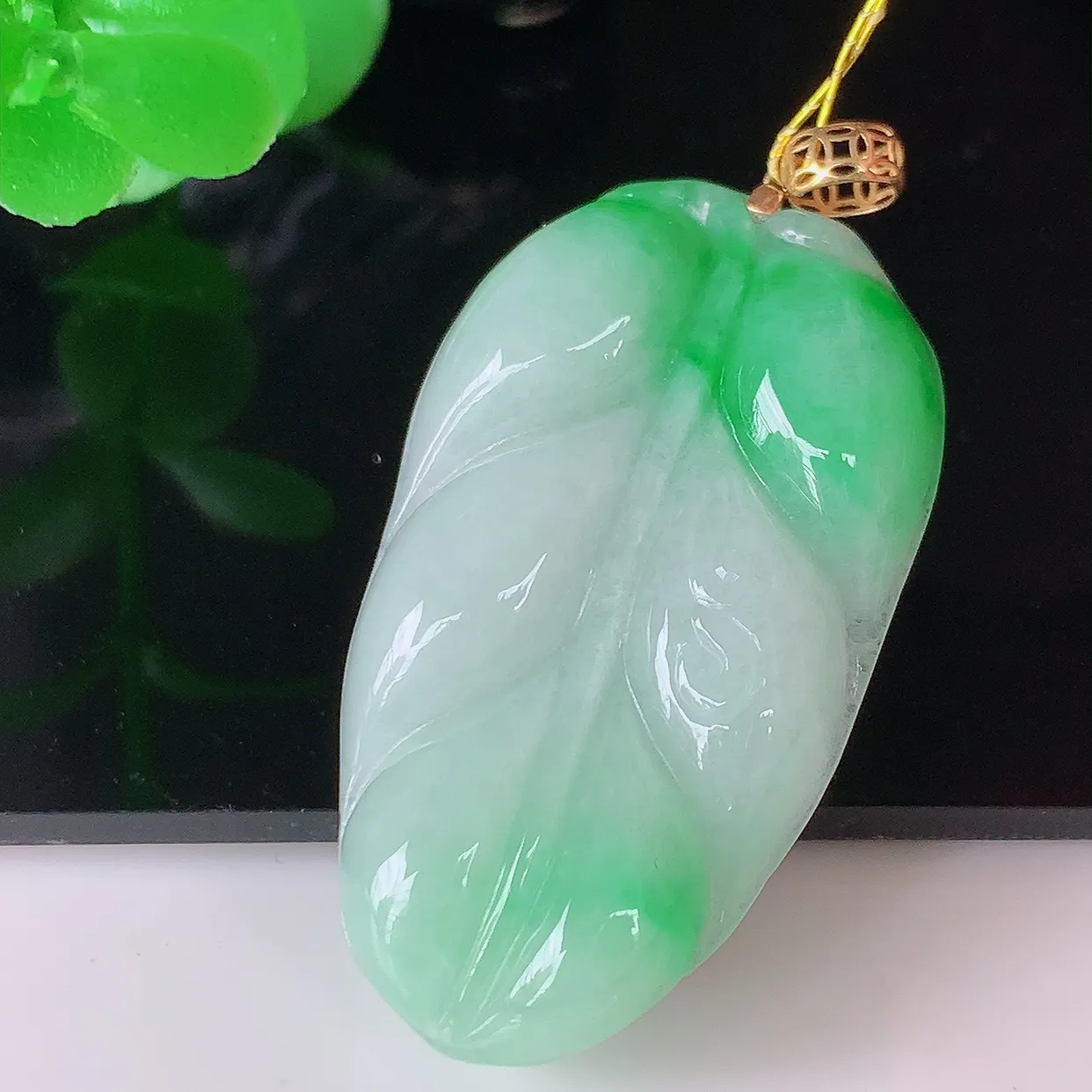 18K金镶嵌冰胶飘阳绿叶子翡翠吊坠 ，种水足，色泽清新，工艺精湛，叶子寓意美好；金枝玉叶，事业有成。#35.10整体42.5裸石36.5*21*5.2