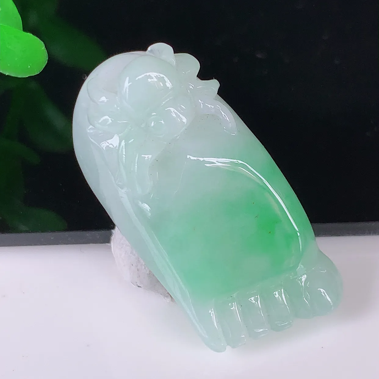 自然光实拍，冰润飘绿翡翠知足常乐吊坠，种老水足，雕工精湛 ，寓意美好，佩戴时尚出众！#87.10