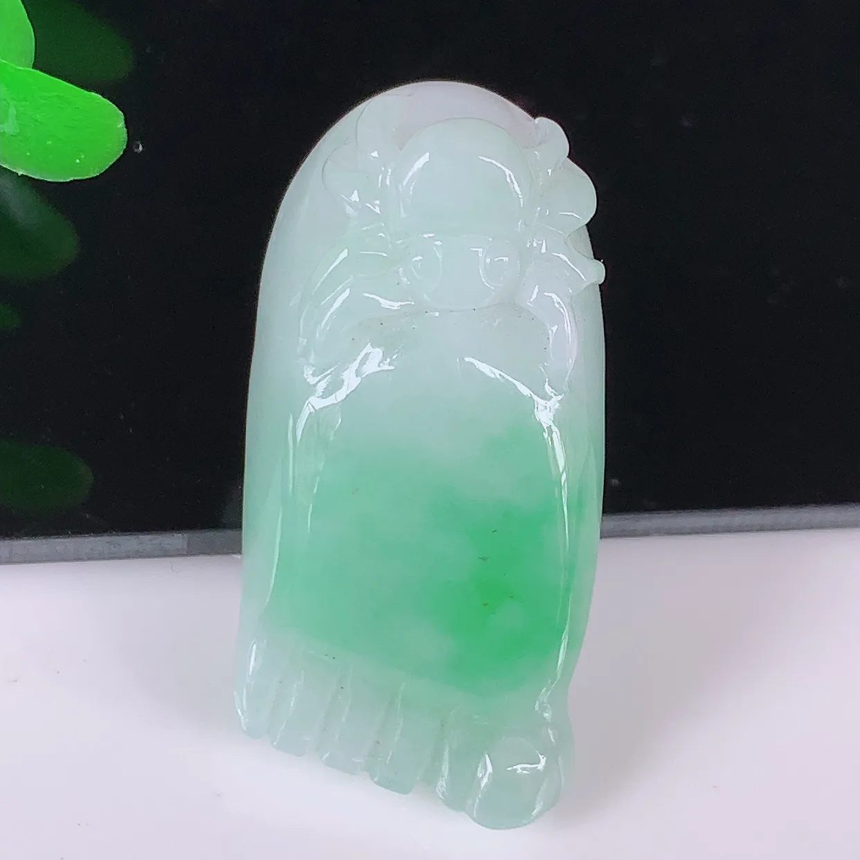 自然光实拍，冰润飘绿翡翠知足常乐吊坠，种老水足，雕工精湛 ，寓意美好，佩戴时尚出众！#87.10