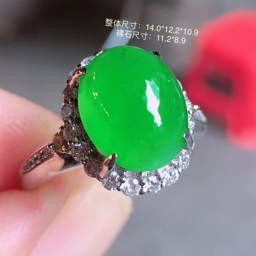阳绿蛋面戒指，色泽均匀艳丽，玉质细腻，荧光感超
强，饱满圆润，气质满满。18k
金豪华镶嵌