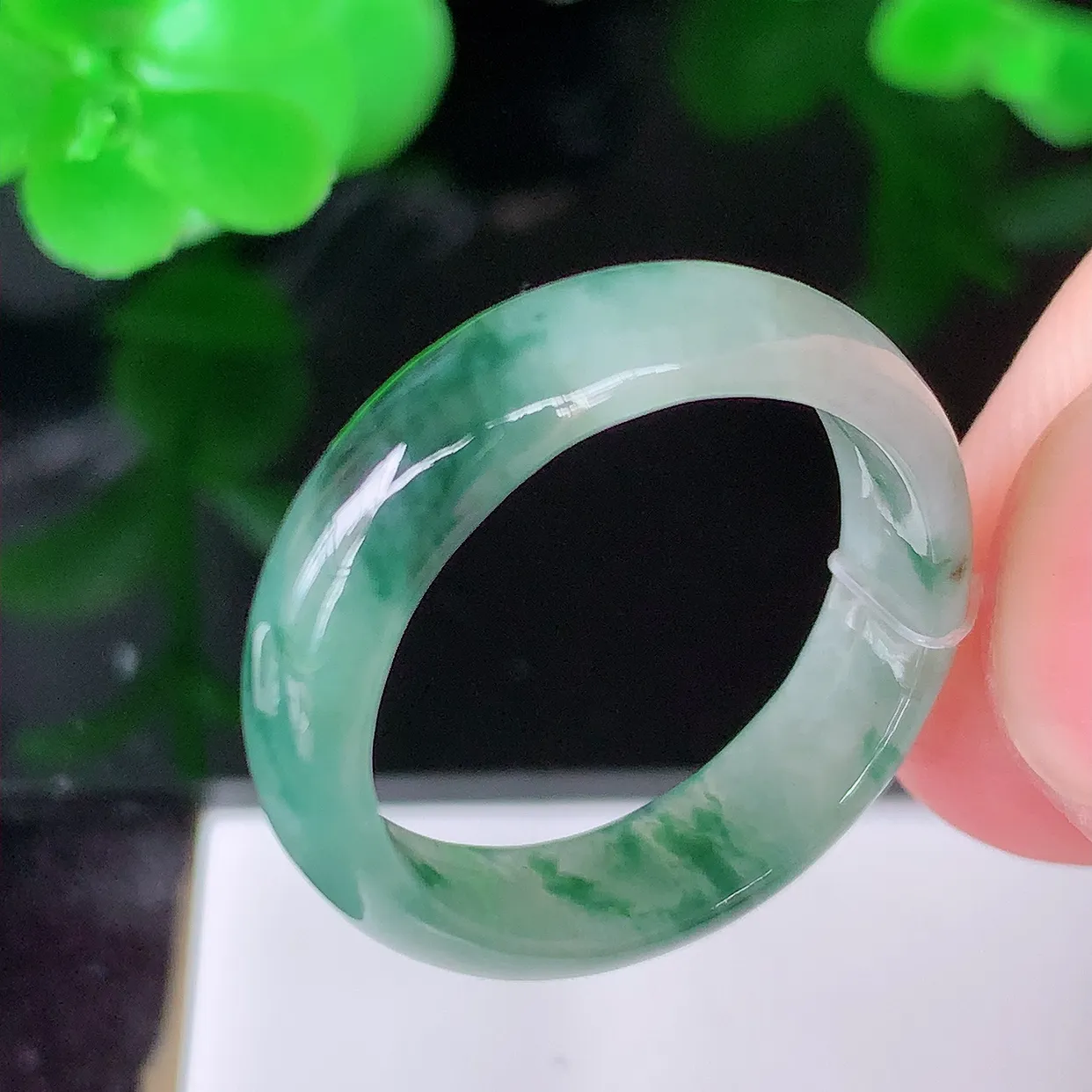 自然光实拍，18mm内径飘花翡翠指环，玉戒指，玉质莹润，好精美好冰润的指环，17圈口，上手纤巧！#49.10