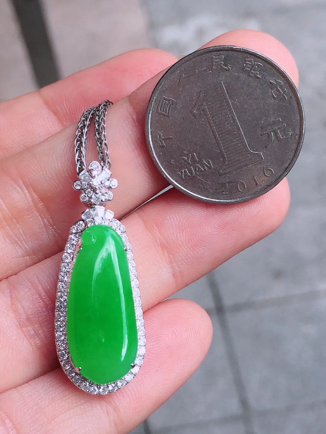 阳绿福瓜吊坠，色泽均匀艳丽，玉质细腻，荧光感超
强，饱满圆润，气质满满。18k
金豪华镶嵌