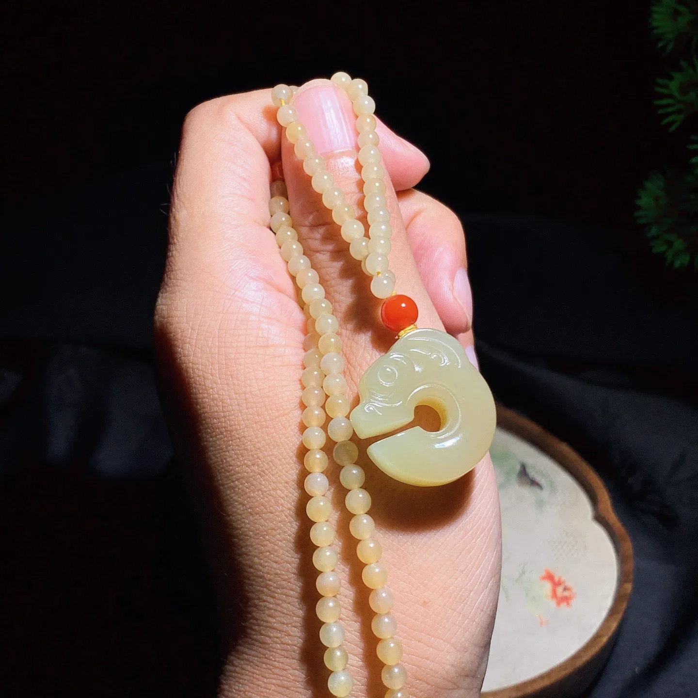 新疆且末糖蜜糖玉猪龙挂件。尺寸23/8链子尺寸4重24克，玉质细腻油润 底色纯净 脂粉好，品质好！lt250707