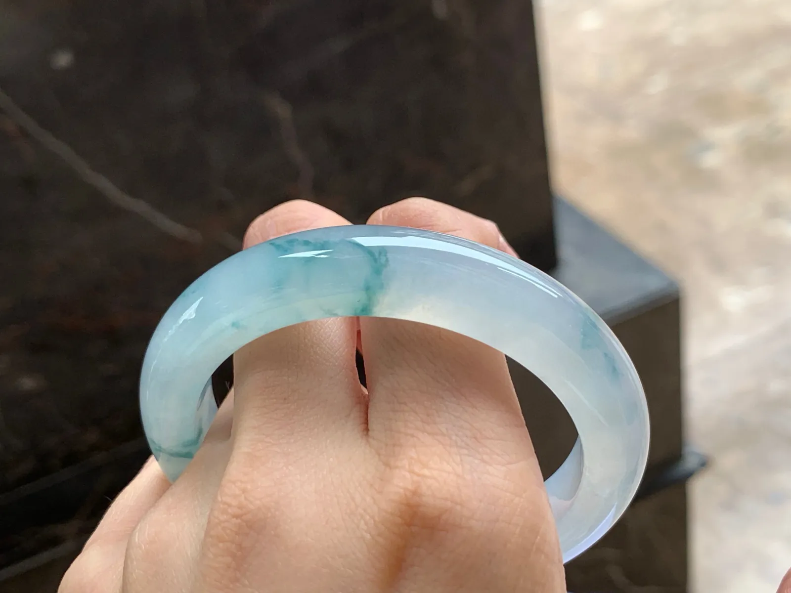 冰飘花手镯
种好水润 56.6/12.5/9.2mm