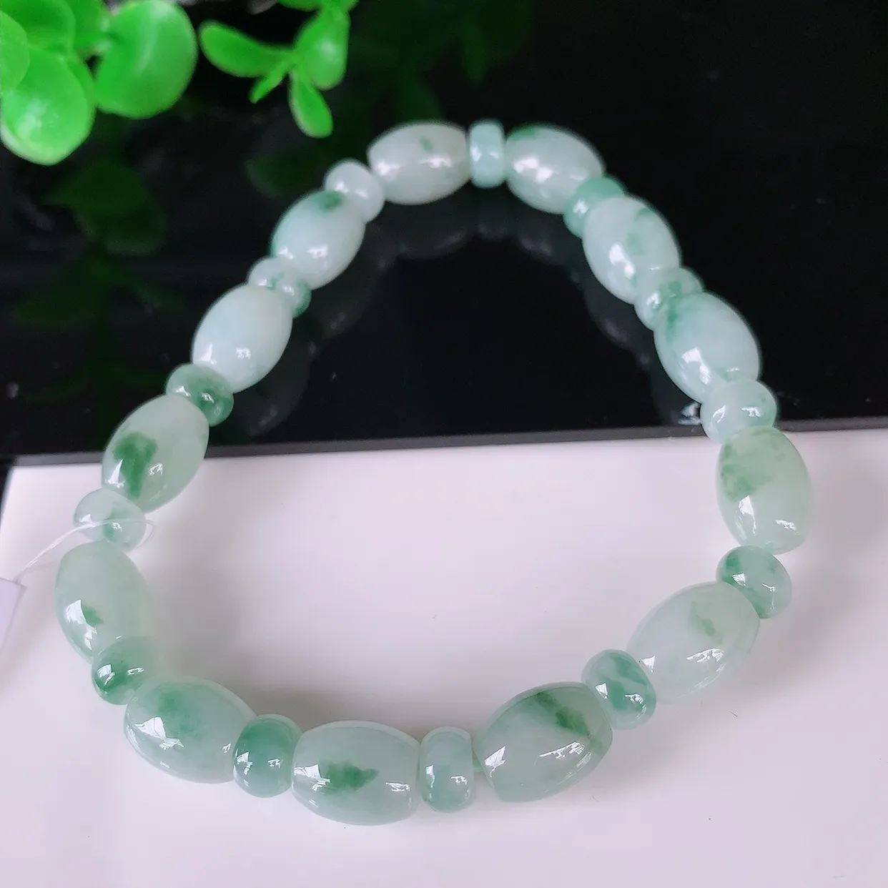 自然光实拍，冰润飘花路路通翡翠手串手链，种老水足，冰清玉润  颜色漂亮  #49.10取一尺寸9*7