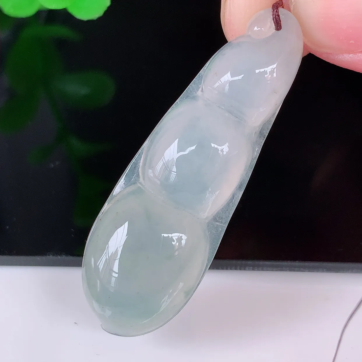 自然光实拍，冰种翡翠四季豆吊坠，平安豆福豆玉坠，冰润通透，豆粒饱满，寓意：豆蔻年华！#57.10