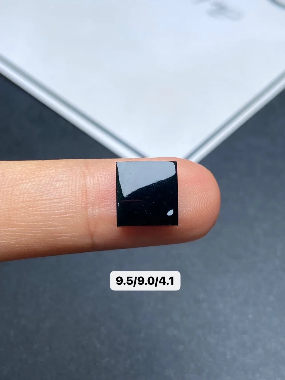 【墨翠裸石】
黑度好 灯打通透  品相饱满大气 尺寸9.5