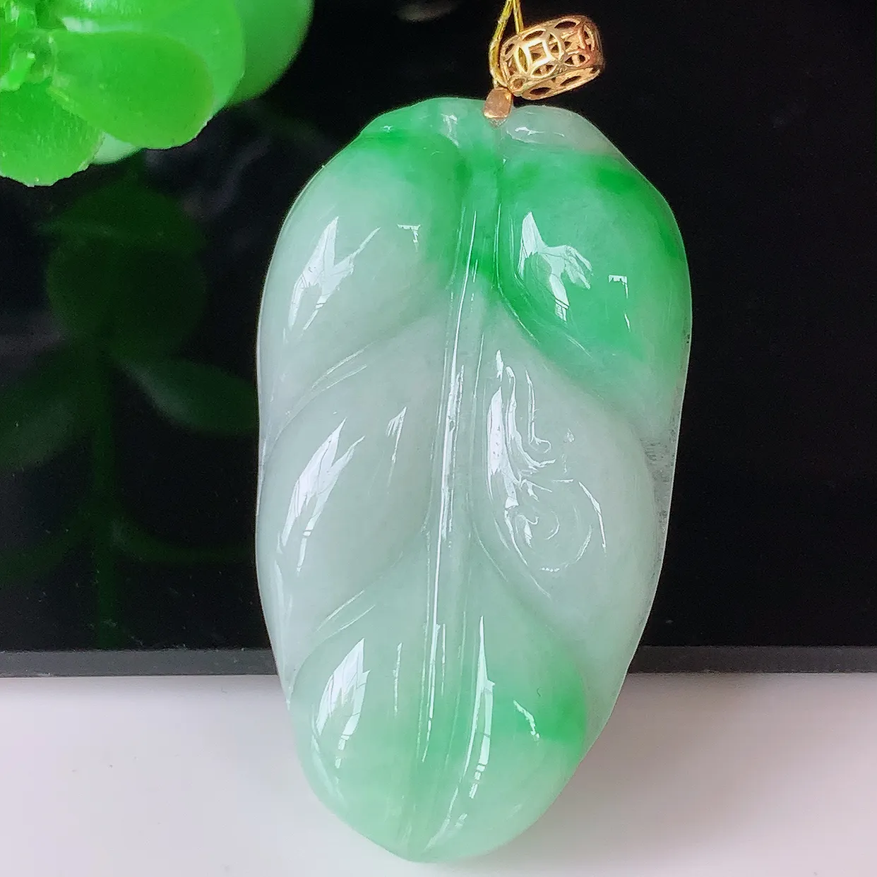 18K金镶嵌冰胶飘阳绿叶子翡翠吊坠 ，种水足，色泽清新，工艺精湛，叶子寓意美好；金枝玉叶，事业有成。