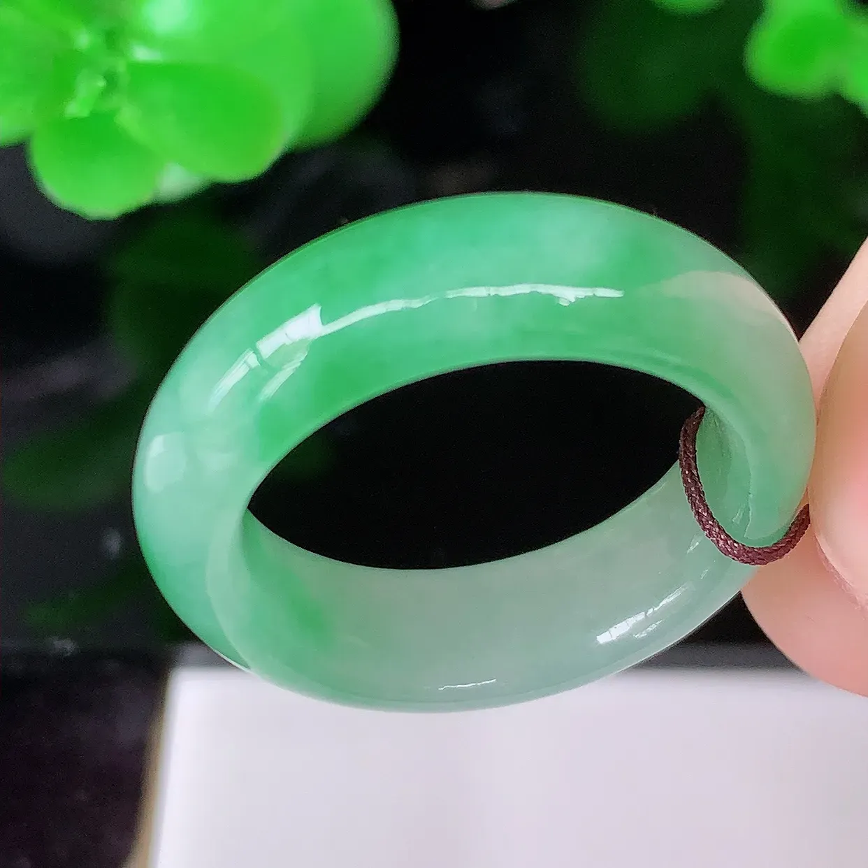 自然光实拍，17mm内径冰飘绿翡翠指环，玉戒指，玉质莹润，好精美好冰润的指环，14圈口，上手纤巧！#45.10