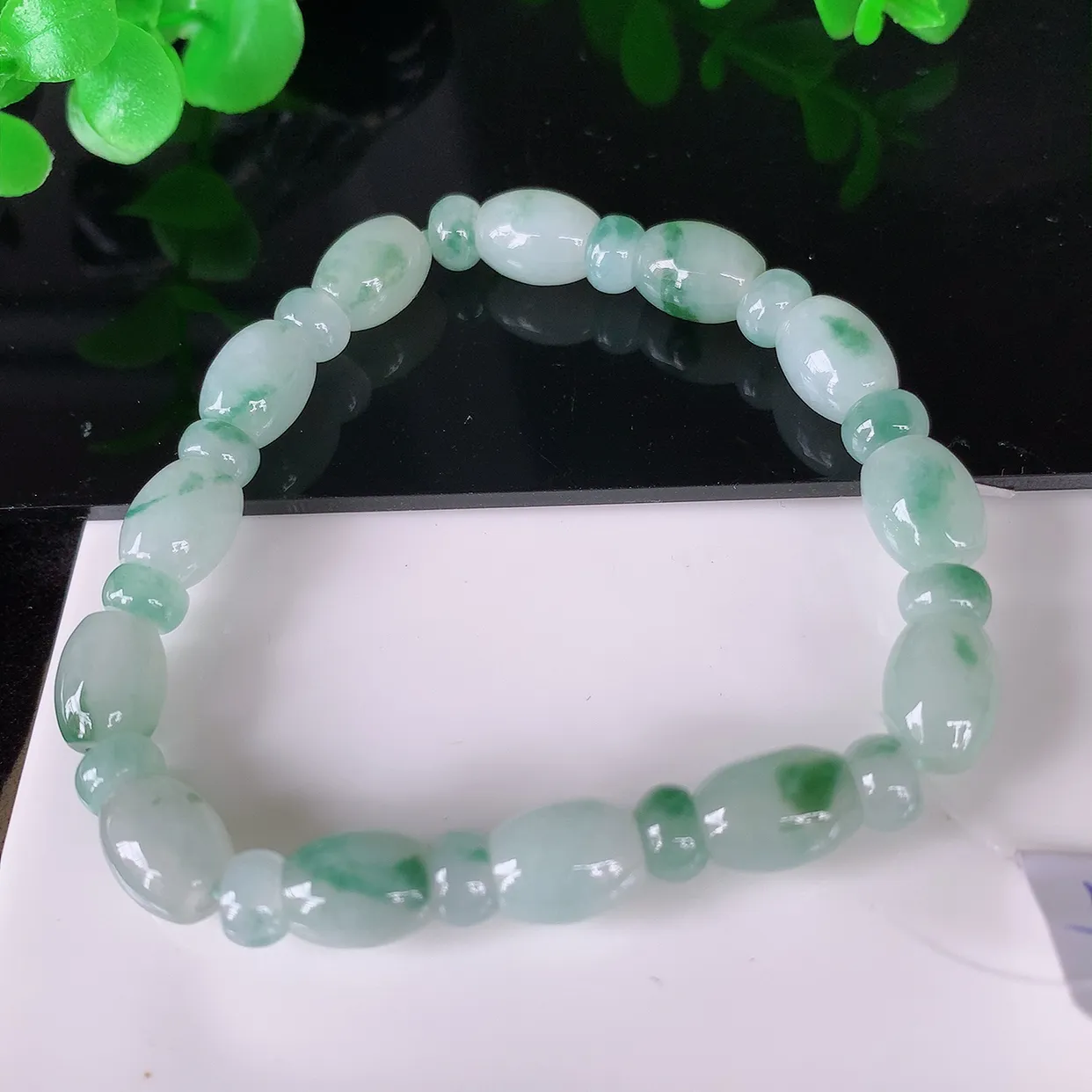 自然光实拍，冰润飘花路路通翡翠手串手链，种老水足，冰清玉润  颜色漂亮  #49.10取一尺寸9*7
