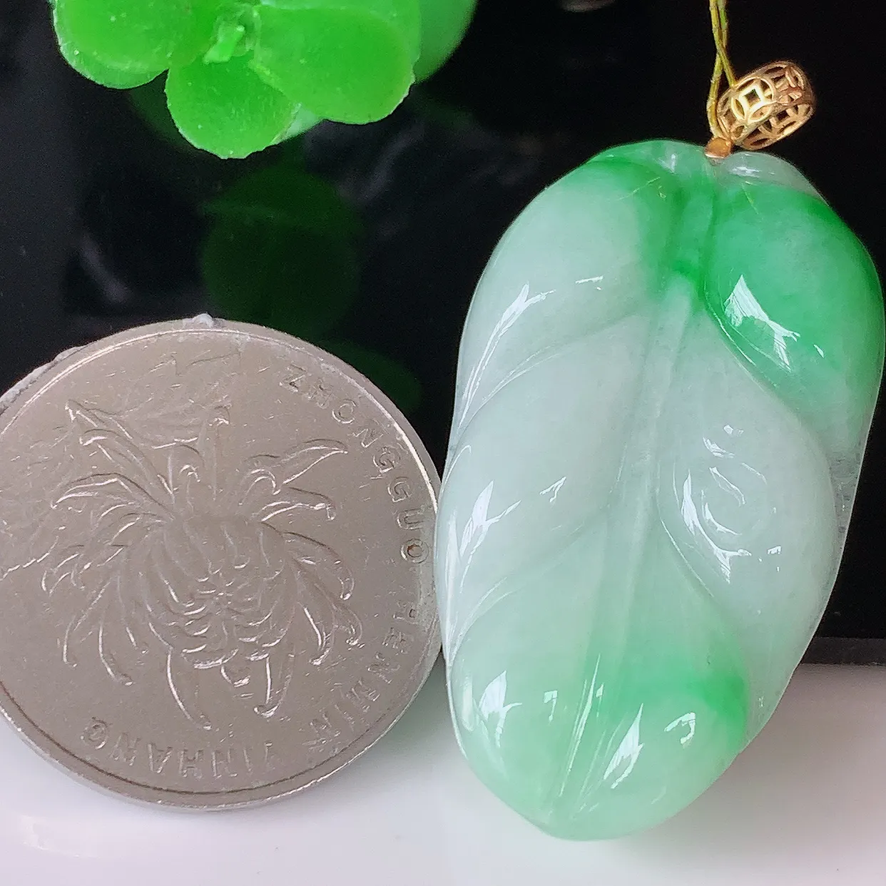 18K金镶嵌冰胶飘阳绿叶子翡翠吊坠 ，种水足，色泽清新，工艺精湛，叶子寓意美好；金枝玉叶，事业有成。#35.10整体42.5裸石36.5*21*5.2