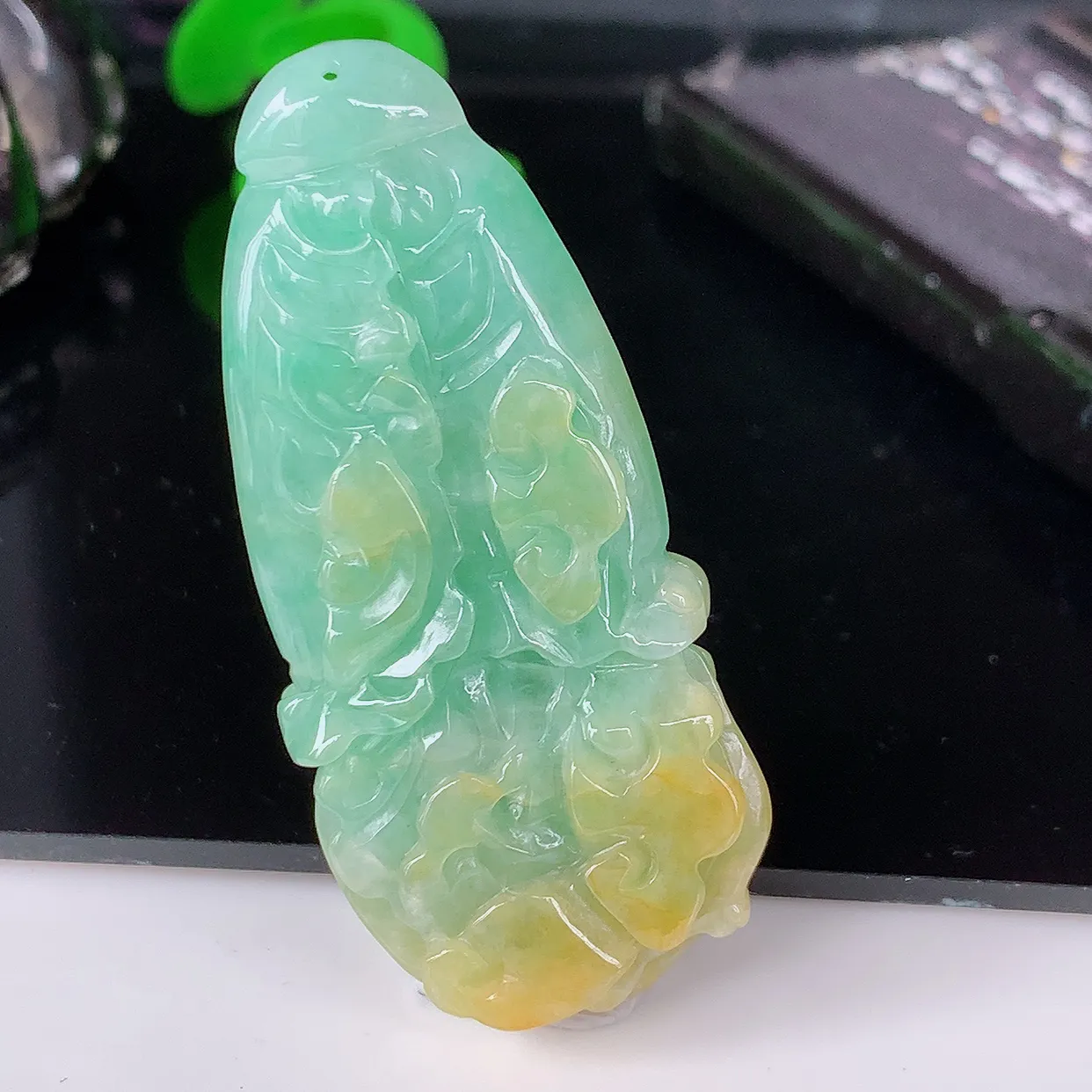 自然光实拍，冰润黄加绿招百财翡翠白菜吊坠，百财聚来，财源滚滚，色泽鲜艳，精工水润的白菜，性价比高！#85.10