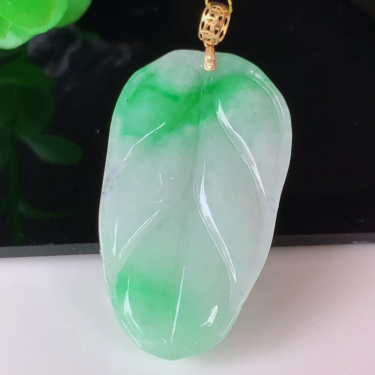18K金镶嵌冰胶飘阳绿叶子翡翠吊坠 ，种水足，色泽清新，工艺精湛，叶子寓意美好；金枝玉叶，事业有成。#35.10整体42.5裸石36.5*21*5.2