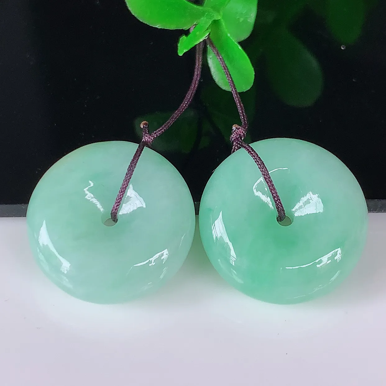 自然光实拍，飘绿一对平安扣翡翠，翠色灵动，玉质细腻，颜色漂亮，品相佳，佩戴佳品！配银线 #49.10