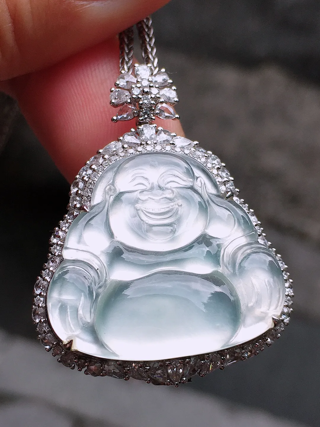冰种佛公吊坠，玉质细腻，荧光感超
强，饱满圆润，气质满满。18k
金豪华镶嵌