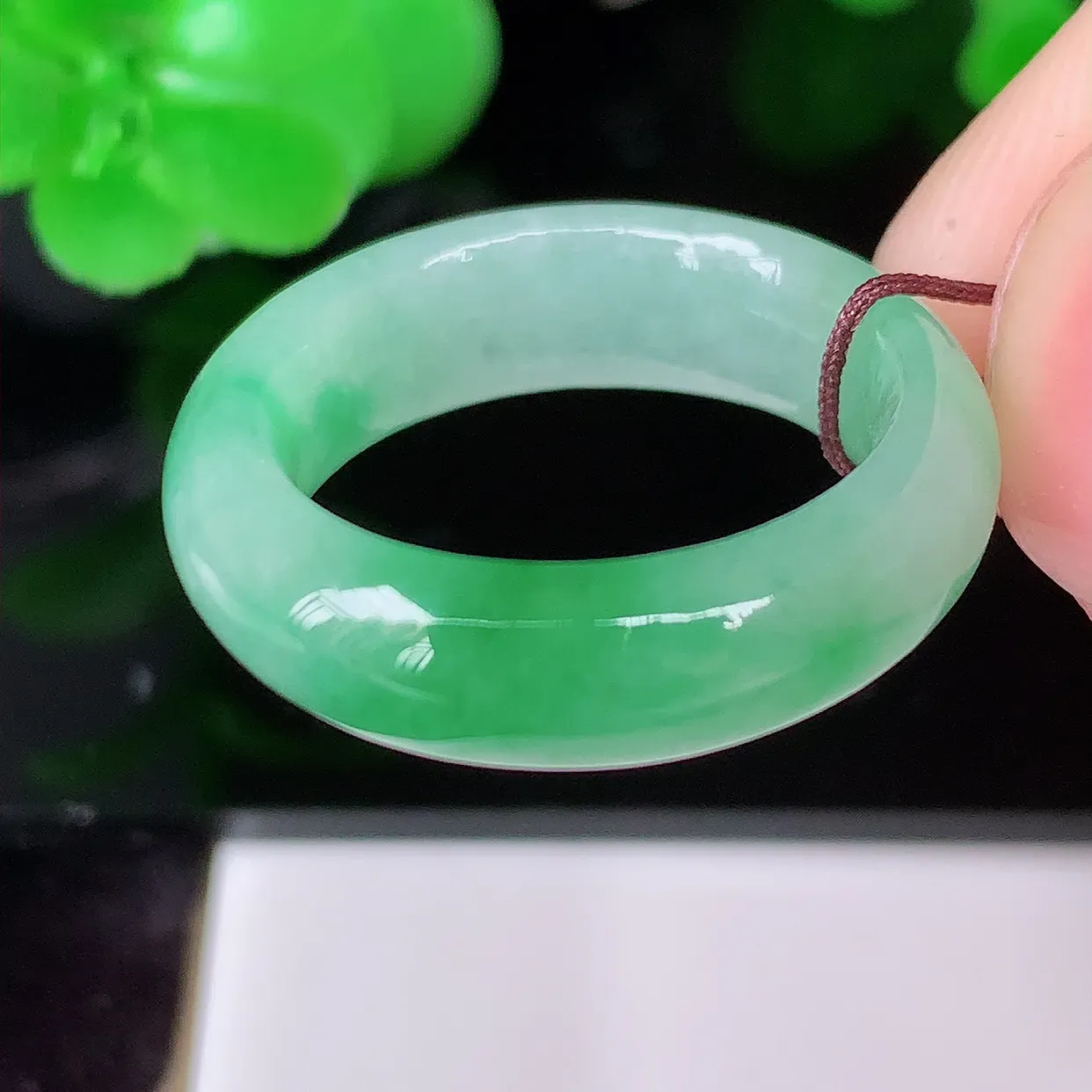 自然光实拍，17mm内径冰飘绿翡翠指环，玉戒指，玉质莹润，好精美好冰润的指环，14圈口，上手纤巧！#45.10