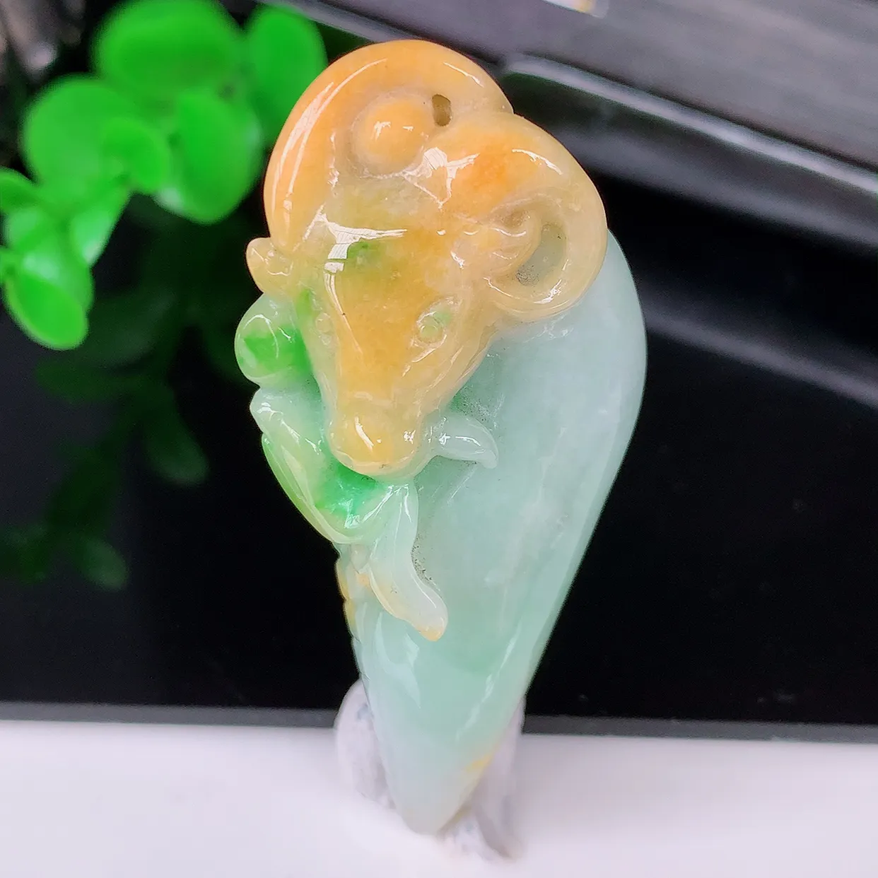 自然光实拍，冰润黄加绿翡翠生肖牛吊坠，种老水足，雕工精湛 ，寓意美好，佩戴时尚出众！#87.10