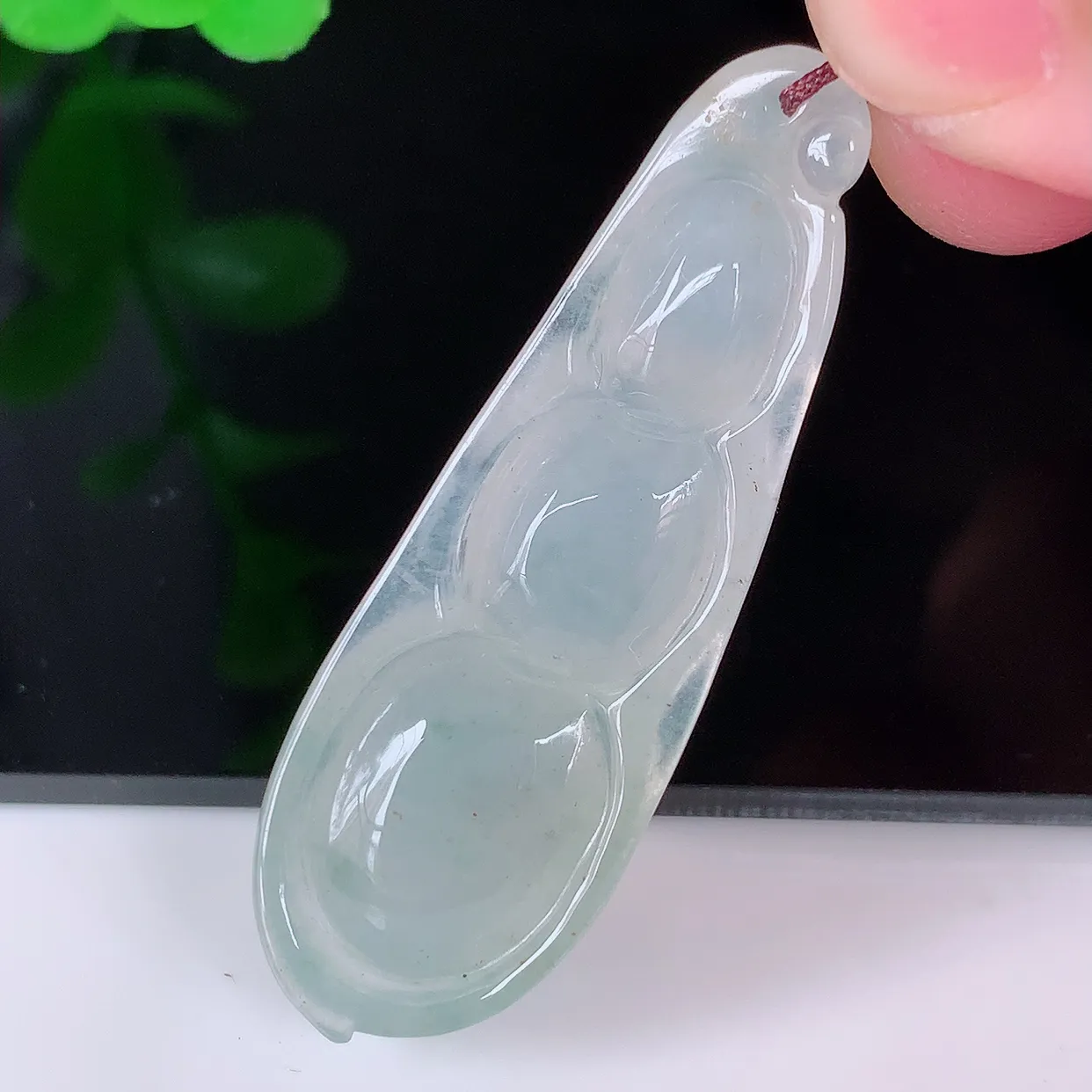 自然光实拍，冰种翡翠四季豆吊坠，平安豆福豆玉坠，冰润通透，豆粒饱满，寓意：豆蔻年华！#57.10