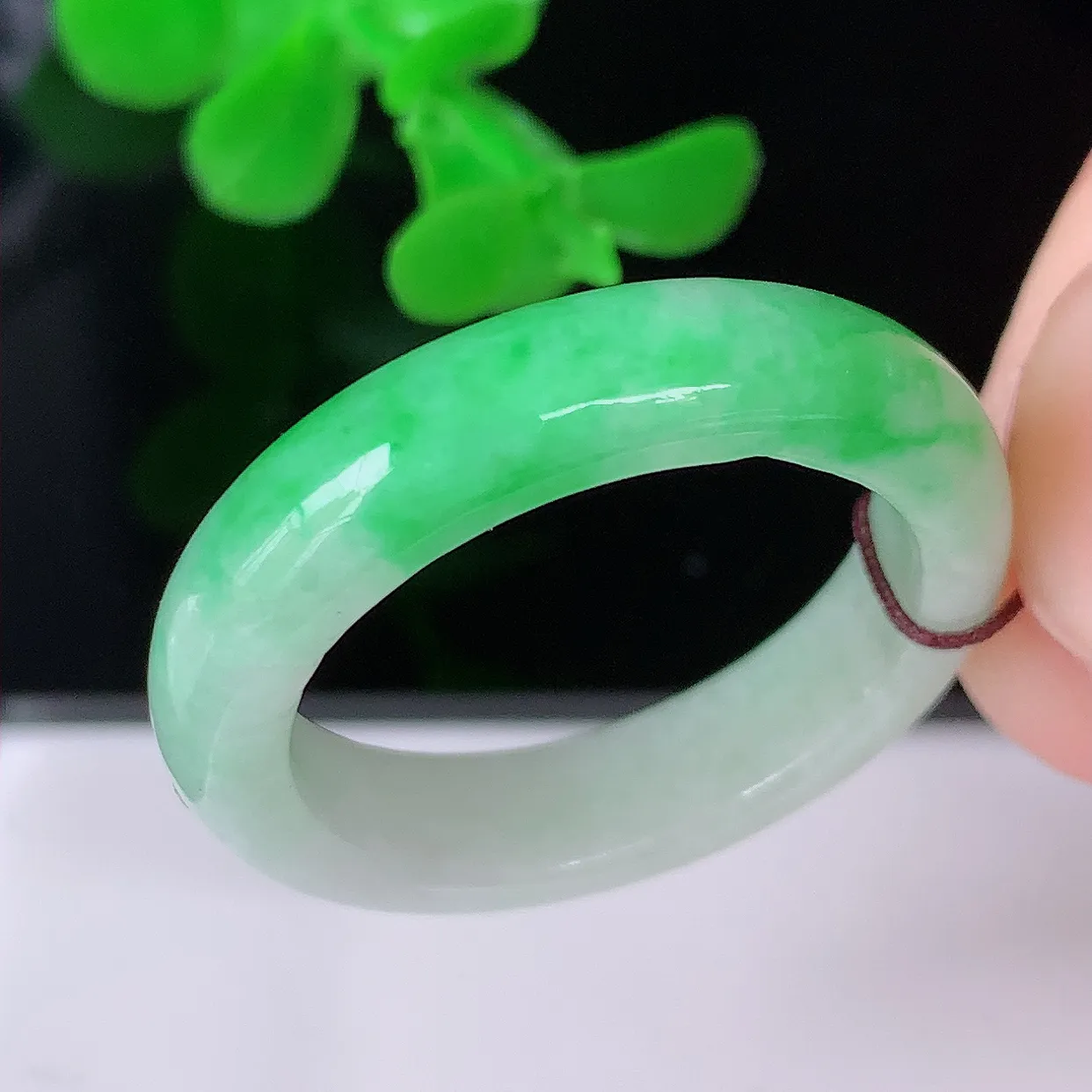 自然光实拍，20mm内径翡翠指环，玉戒指，玉质莹润，好精美好冰润的指环，23圈口，上手纤巧！#57.