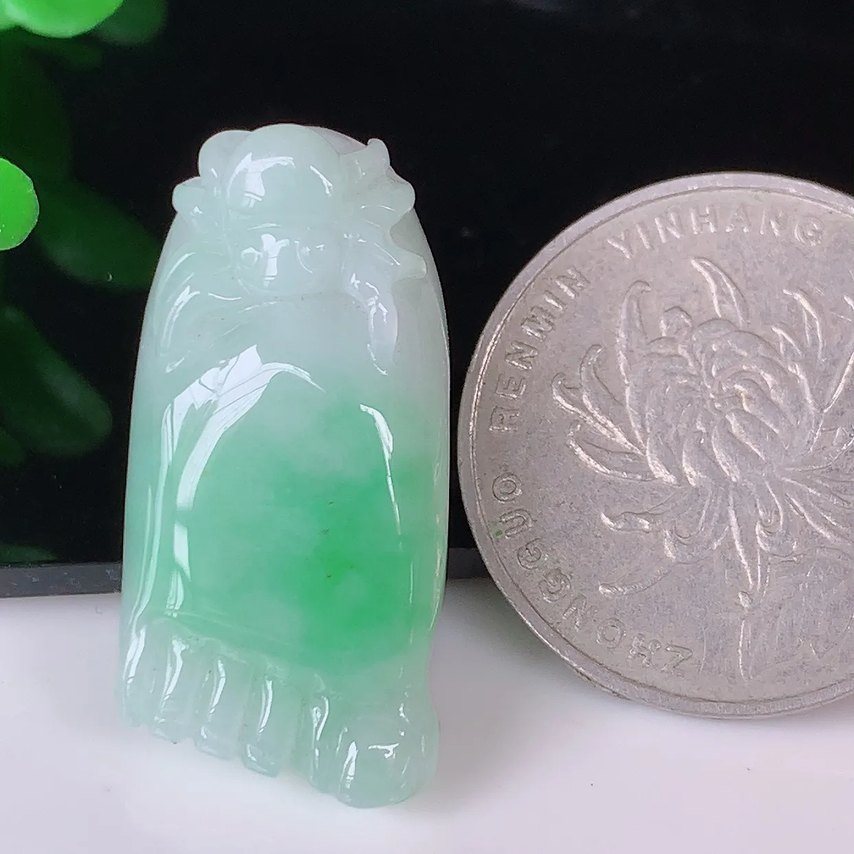 自然光实拍，冰润飘绿翡翠知足常乐吊坠，种老水足，雕工精湛 ，寓意美好，佩戴时尚出众！#87.10