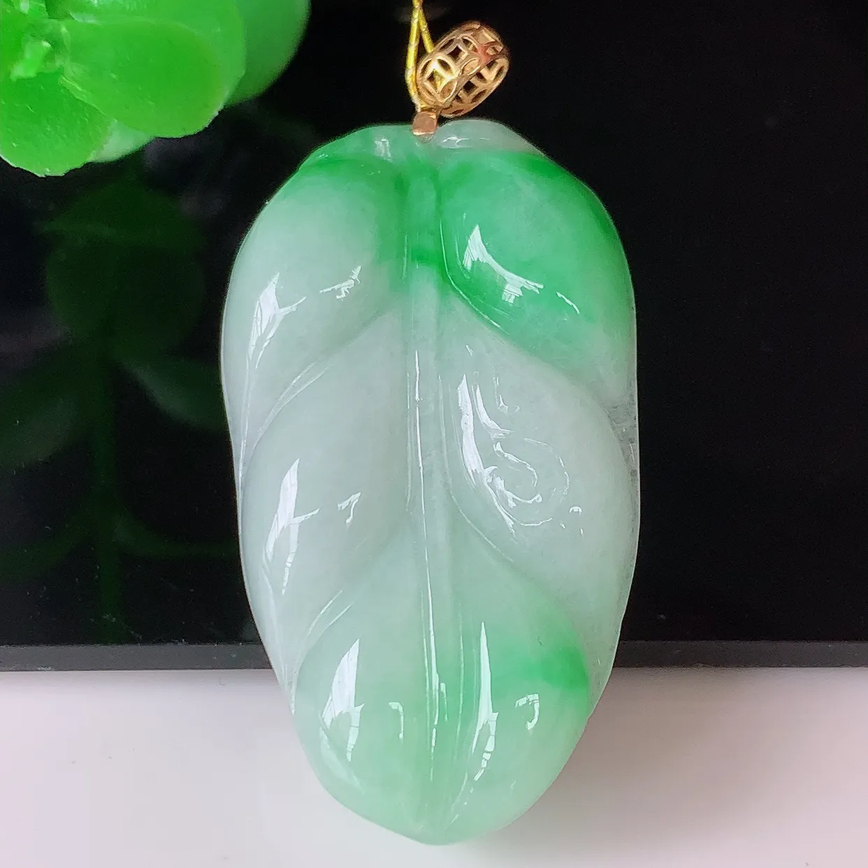 18K金镶嵌冰胶飘阳绿叶子翡翠吊坠 ，种水足，色泽清新，工艺精湛，叶子寓意美好；金枝玉叶，事业有成。#35.10整体42.5裸石36.5*21*5.2