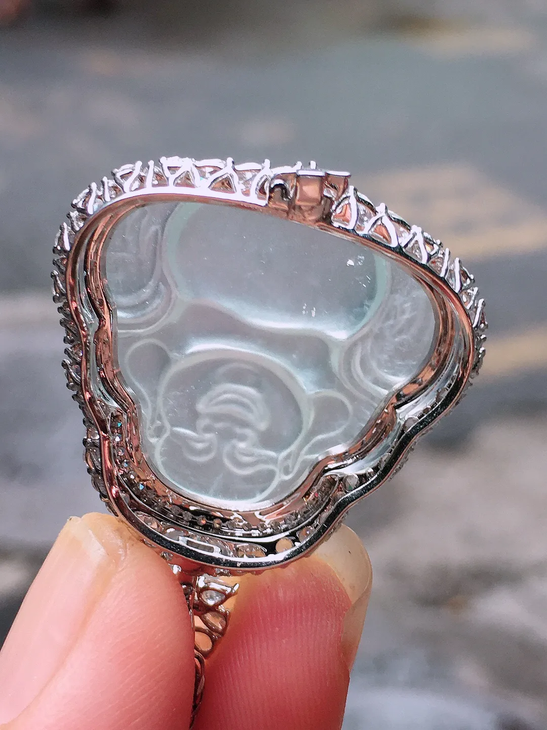 冰种佛公吊坠，玉质细腻，荧光感超
强，饱满圆润，气质满满。18k
金豪华镶嵌